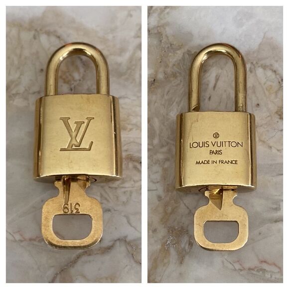 Louis Vuitton Keepall 55 Monogram w/ Name Tag, Poignet & Padlock - Picture 15 of 17